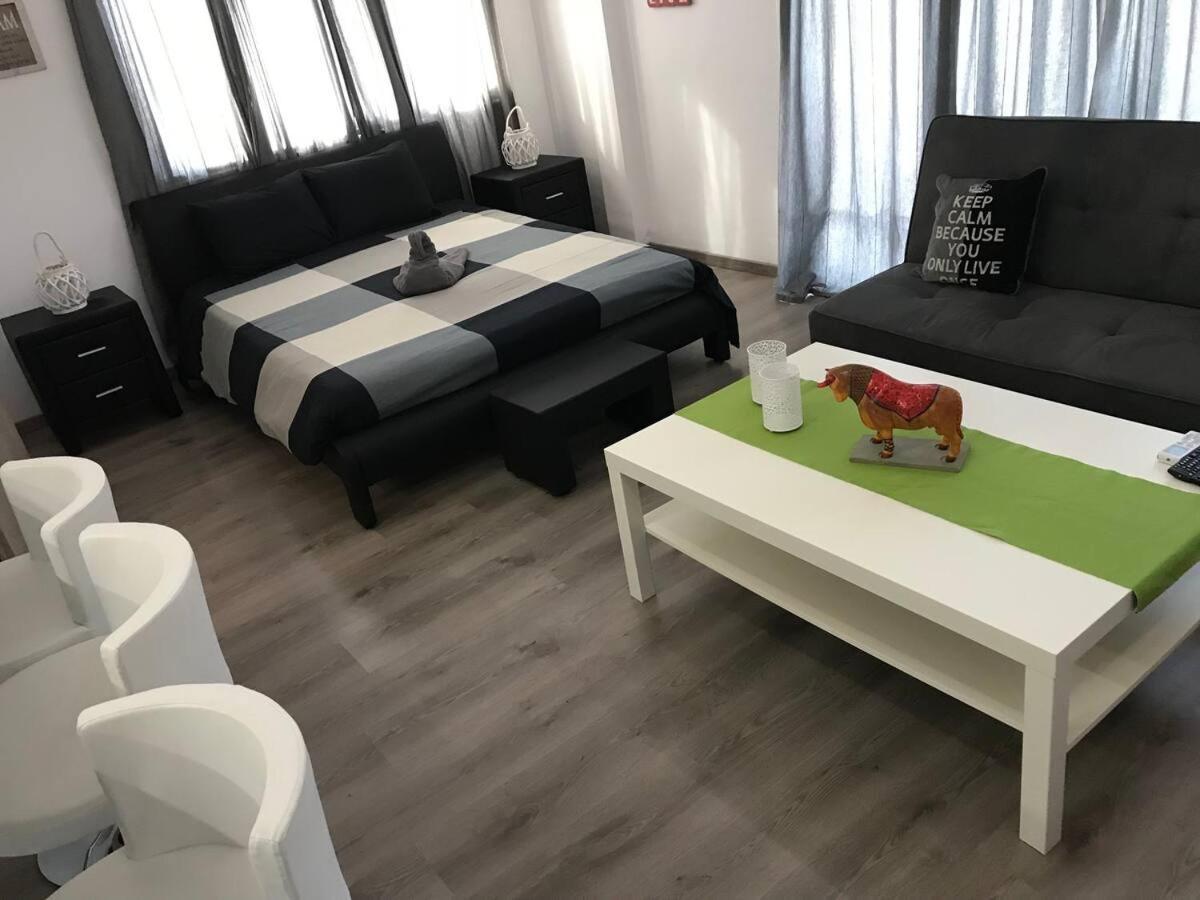 Papadavid Apartments Paphos Exteriör bild